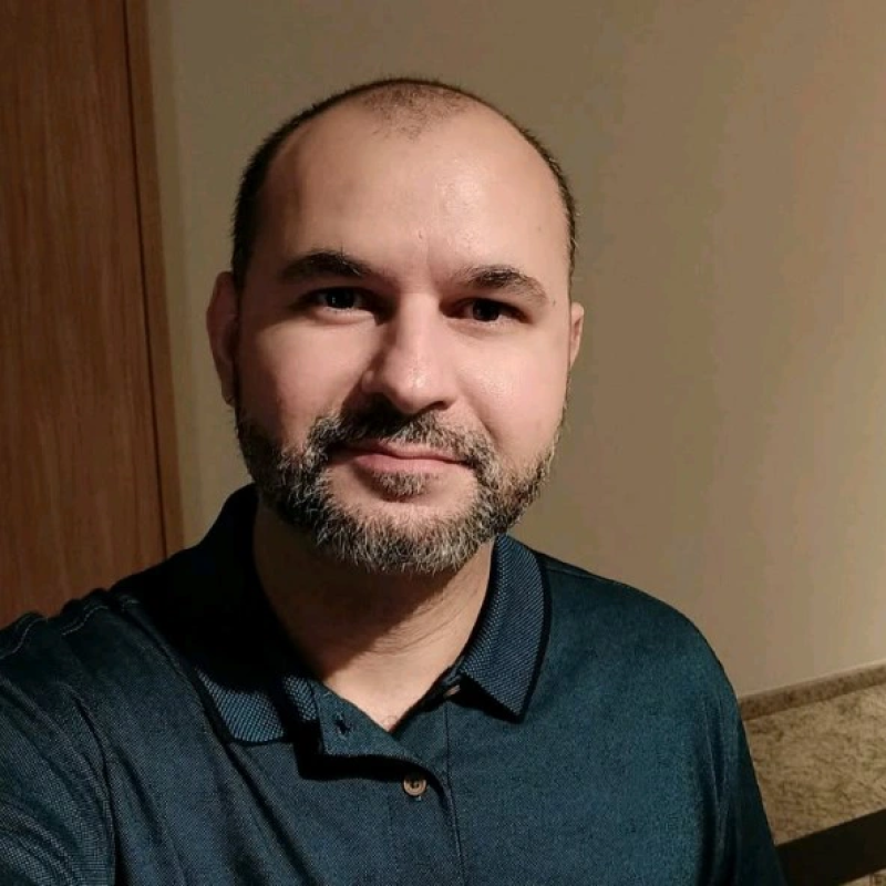 Retrato profissional de Caio Andrian, Engenheiro de Qualidade de Software.